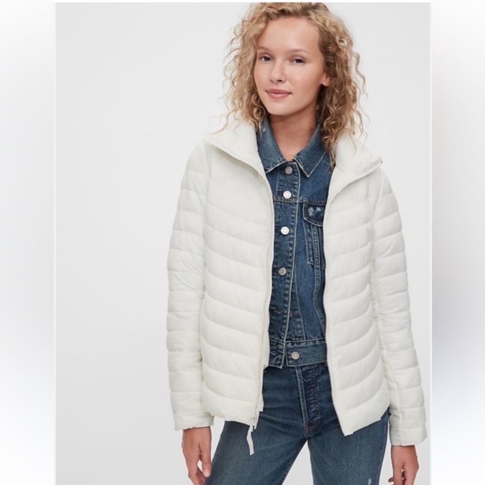 GAP Women's Cream Puffer light weight  Jacket size XS